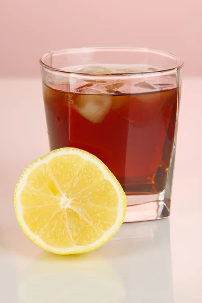 Sticlă de whisky cu gheață și lămâie pe fundal roșu — Fotografie, imagine de stoc