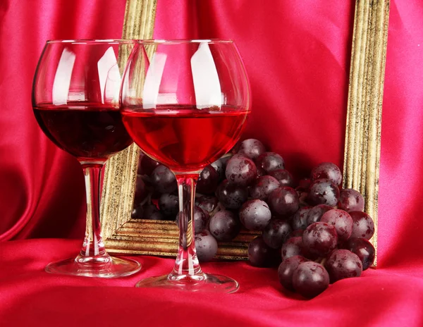 Композиция рамки, вина и винограда на ярком фоне — стоковое фото