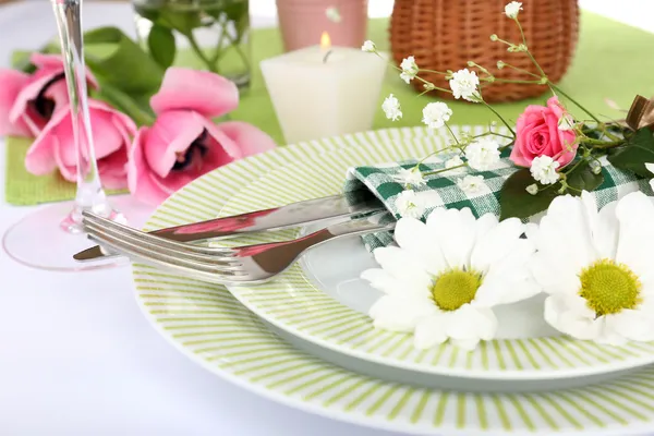 Ajuste de mesa con flores de primavera de cerca — Foto de Stock