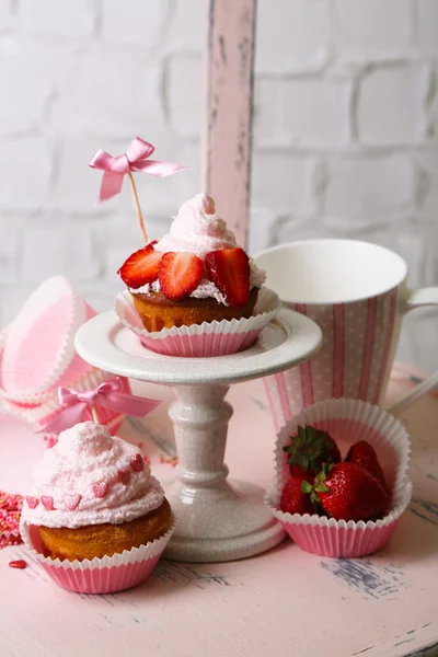 Leckere Tasse Kuchen mit Sahne auf Holzstuhl — Stockfoto