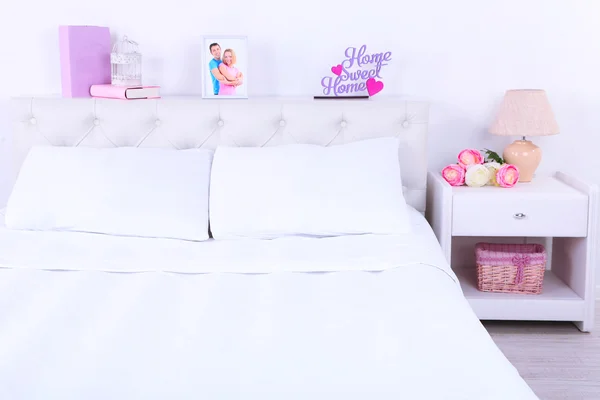 Cómoda cama blanda en la habitación — Foto de Stock