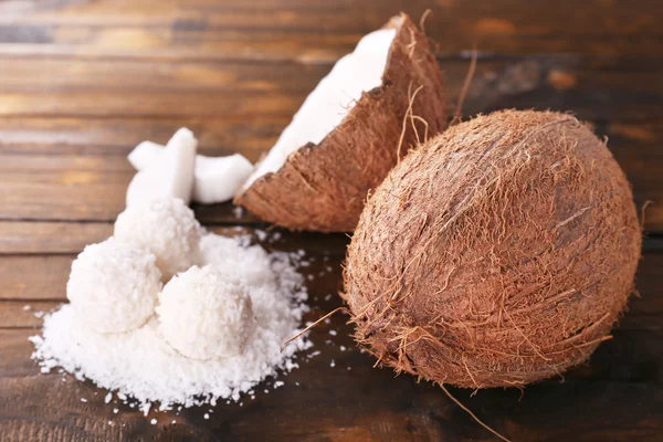 Сломанный кокос на деревянном фоне — стоковое фото