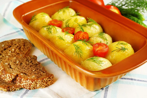 Jonge gekookte aardappelen op tafel, close-up — Stockfoto