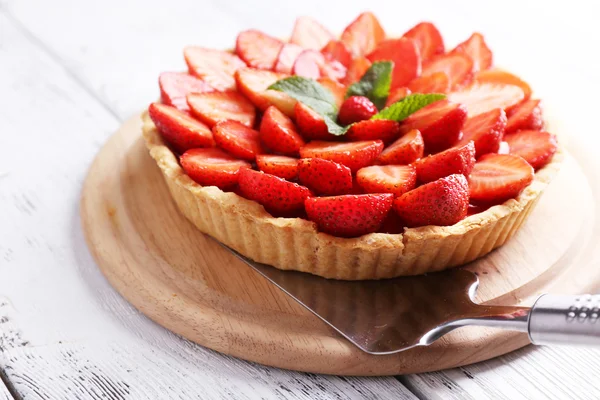 草莓挞的木托盘 — 图库照片
