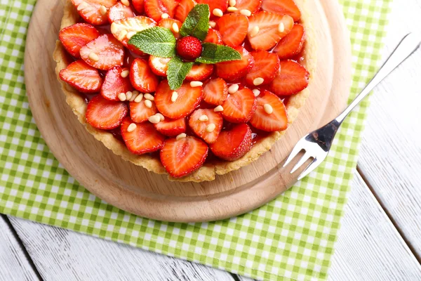 Erdbeertorte auf Holzplatte — Stockfoto