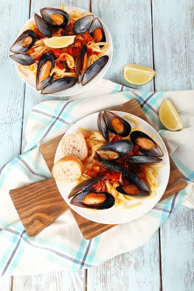 Macarrão saboroso com mexilhões na mesa, close-up — Fotografia de Stock