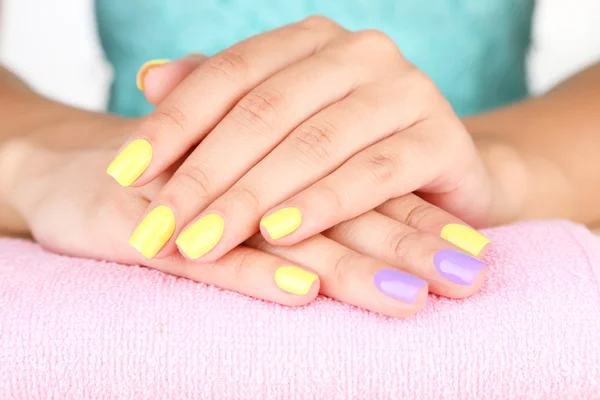 Kvinnlig hand med färgglada naglar — Stockfoto