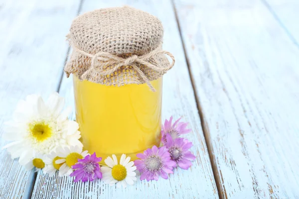 瓶がおいしい新鮮な蜂蜜のいっぱい — ストック写真