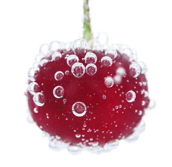 Vackra körsbär i vatten med bubblor, isolerad på vit — Stockfoto