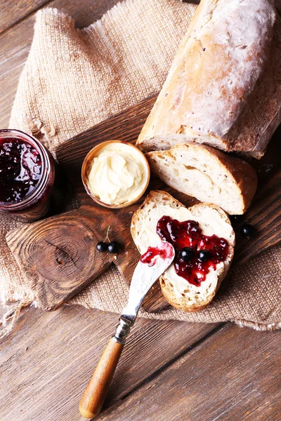 신선한 빵과 홈메이드 버터와 까치 나무 배경에 잼 — 스톡 사진