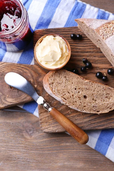 Taze ekmek ile ev yapımı tereyağı ve blackcurrant jam ahşap arka plan üzerinde — Stok fotoğraf