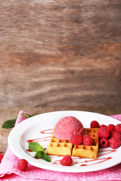 Heerlijke Belgische wafels met ijs op houten tafel — Stockfoto