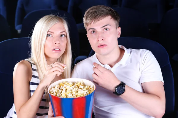Jeune couple regardant un film au cinéma — Photo