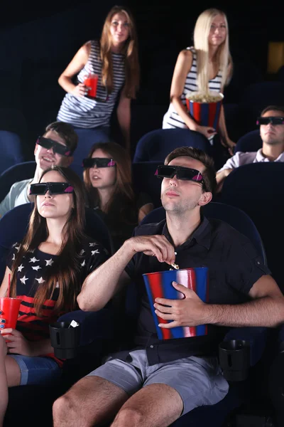 Jóvenes viendo películas en el cine —  Fotos de Stock