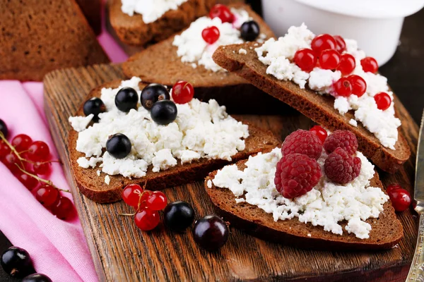 Bread with cottage cheese — Stock Photo, Image