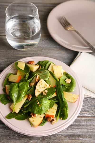 Зеленый салат с яблоками — стоковое фото
