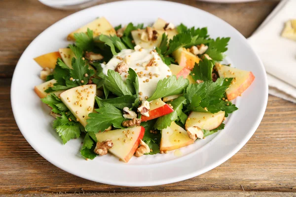 Ensalada verde con manzanas — Foto de Stock