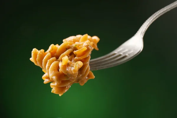 Italienische Pasta auf Gabel auf dunkelgrünem Hintergrund — Stockfoto