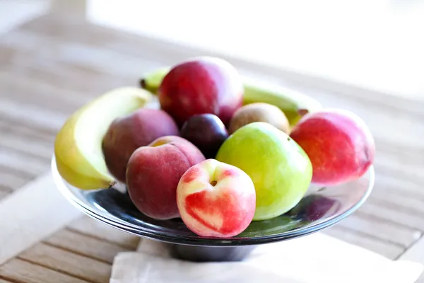 Saftiga frukter på träbord, närbild — Stockfoto