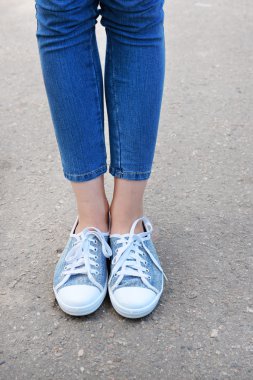 Kız bacaklar açık havada pembe spor ayakkabı