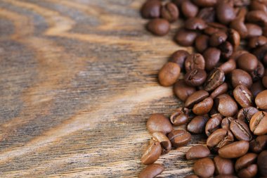 kahve çekirdekleri rustik ahşap zemin üzerinde