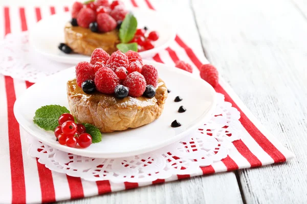 Pasteles dulces con bayas en primer plano de la mesa — Foto de Stock