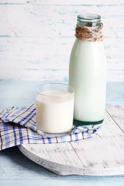 玻璃瓶装的牛奶 — 图库照片