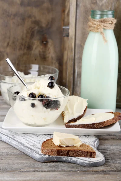 Milk and cottage cheese — Stock Photo, Image