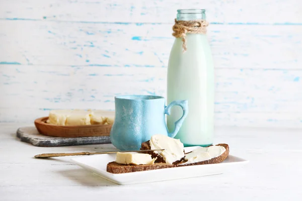 Prodotti lattiero-caseari: latte, burro, fiocchi di latte su sfondo di legno — Foto Stock