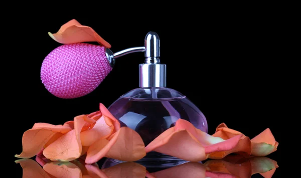 Parfümflasche mit Blütenblättern — Stockfoto