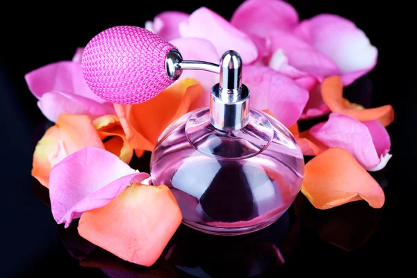 A szirmok parfümös üveg — Stock Fotó