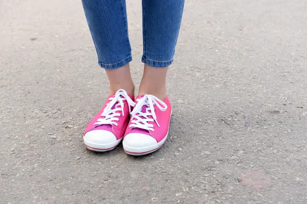 Roze sneakers op meisje benen buitenshuis — Stockfoto