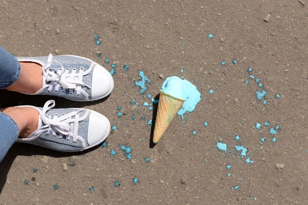 O sorvete caiu no asfalto — Fotografia de Stock