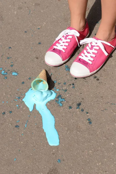 Ice cream fell on asphalt — Stock Photo, Image