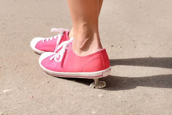 Foot stuck into chewing gum — Stock Photo, Image