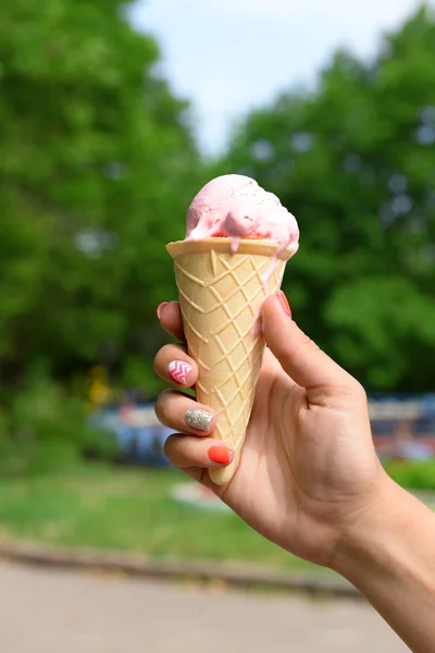 Ice cream in hand — Stock Photo, Image