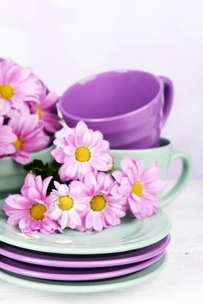 Platos brillantes con flores —  Fotos de Stock