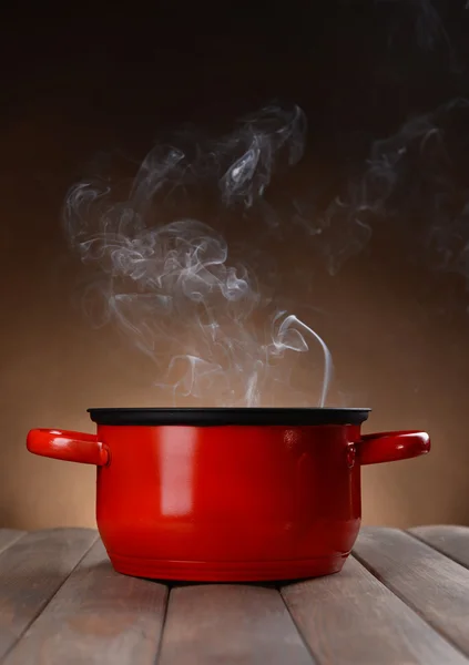 蒸気で鍋を炊く — ストック写真