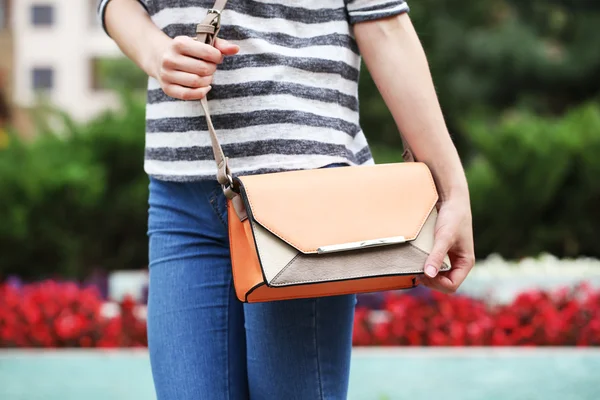 Chica con bolsa sobre su hombro al aire libre —  Fotos de Stock