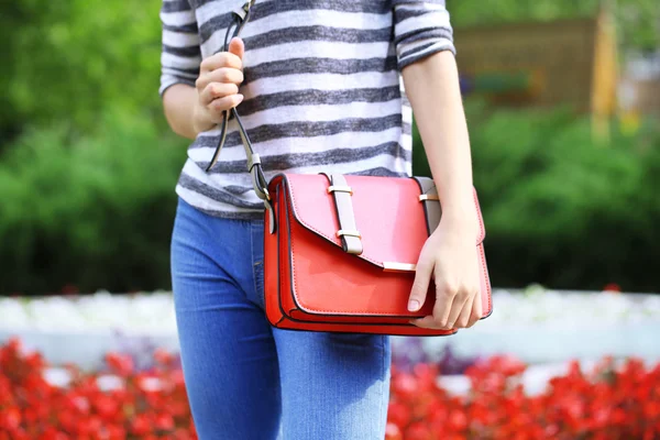 Chica con bolsa sobre su hombro al aire libre —  Fotos de Stock