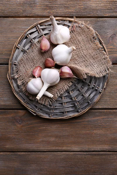 Fresh garlic on wicker mat — Stock Photo, Image