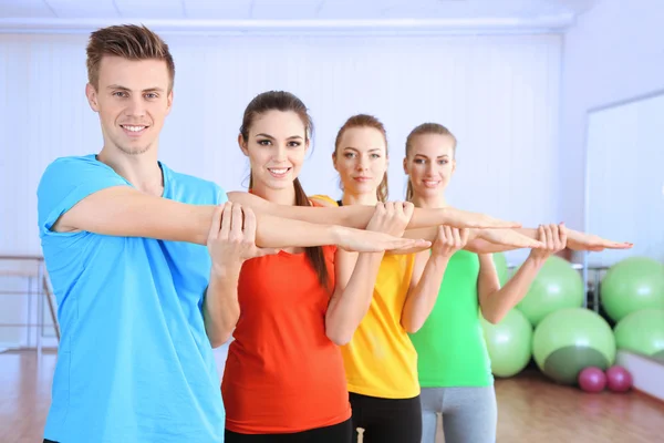 Junge Leute trainieren im Fitnessstudio — Stockfoto