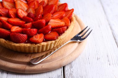 Ahşap arka planda çilekli tart