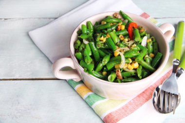 taze fasulye, jambon ve renk ahşap zemin üzerinde kase mısır salatası