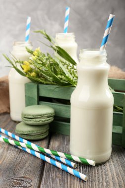 tablo üzerinde kağıt çöp şişe süt