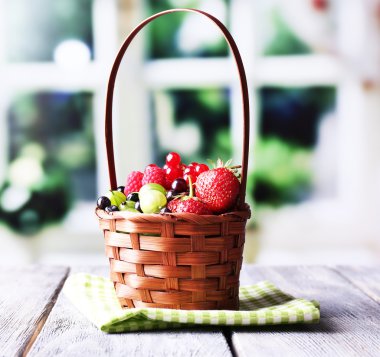 hasır sepet içinde orman meyveleri