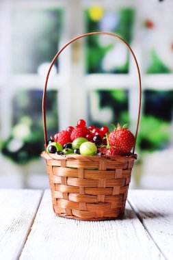 hasır sepet içinde orman meyveleri