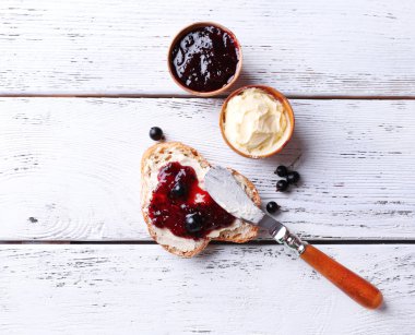 ev yapımı tereyağı ile taze ekmek