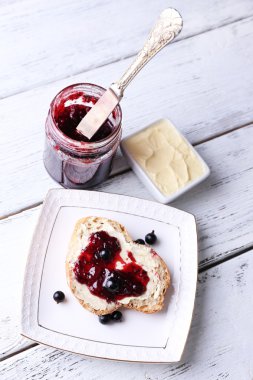 ev yapımı tereyağı ile taze ekmek