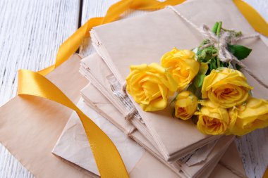 Eski mektupları ve ahşap arka plan yakın çekim çiçekler